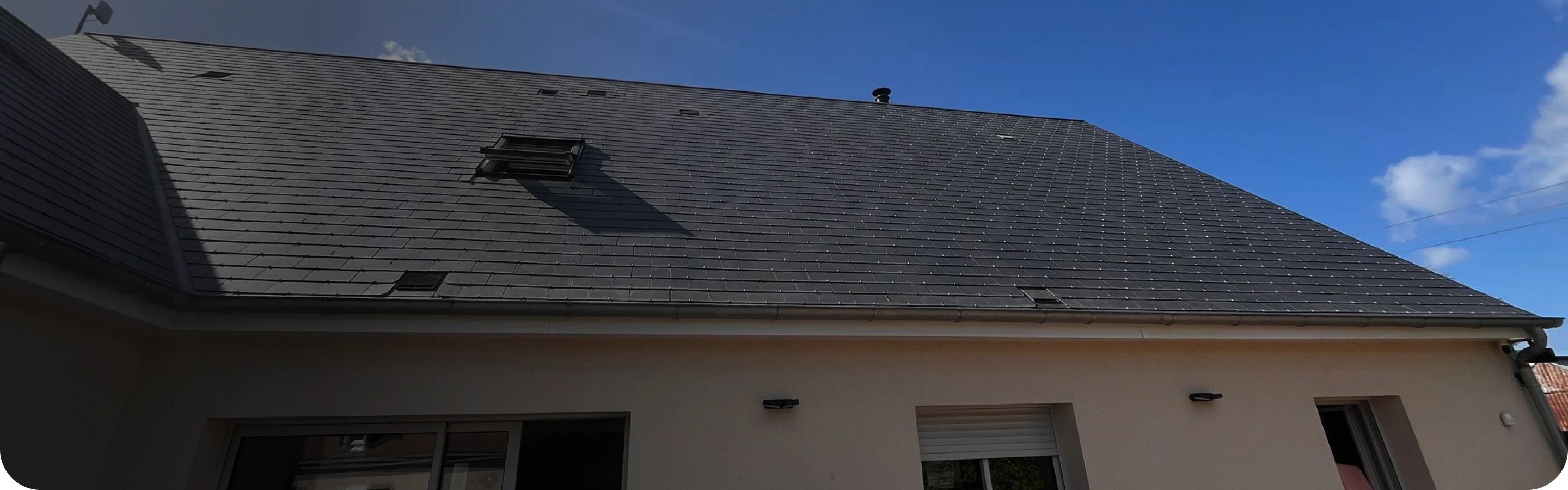 Toiture recouverte de mousse à gauche et propre à droite