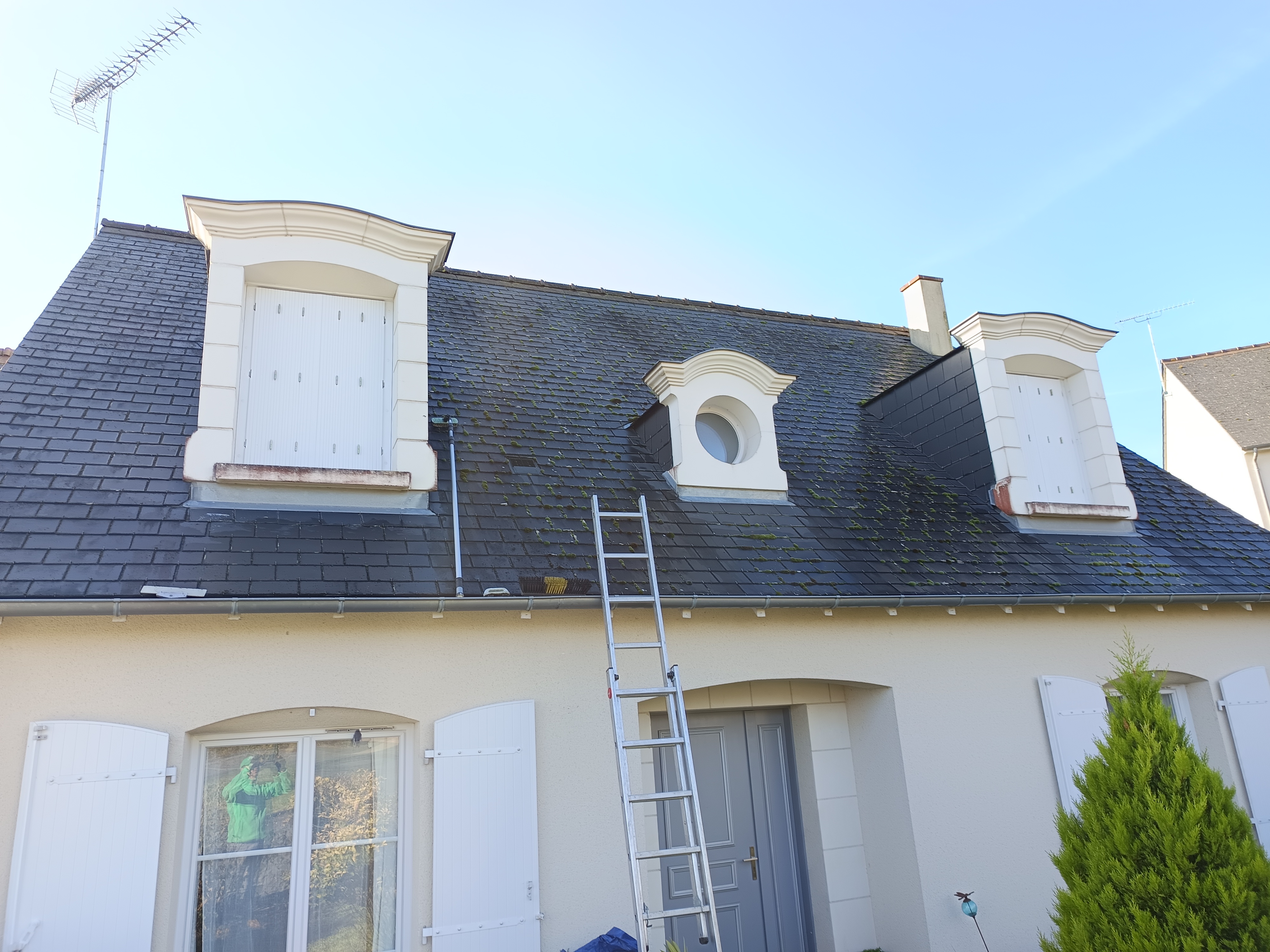 Démoussage toiture en ardoise synthétique à Azay-le-Rideau Azay-le-Rideau